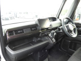 ★助手席周辺★ダッシュボードには豊富な収納BOXがありいつもすっきりとした車内!ほしい場所にちょうど良い収納を備えています。大きなフロントガラスによって見晴らしも良く快適な座り心地となっております