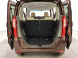 開口部も広く荷物の積み下ろしもしやすいお車となっております。シートの背もたれは5:5の割合で背もたれを可倒でき、前後のシートスライドもできるので荷室をひろげることができます。