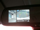 アラウンドビューモニターがルームミラーに映ります。