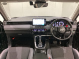車内は光触媒抗菌消臭施工済です。スタイリッシュなデザインで暖かみのあるインパネ周りを演出します。グローブボックスやカップホルダーのほかにトレーなどたくさんの収納スペースが装備されています。