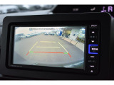 リヤカメラ付きなので、シフトレバーをリバースにすると連動してカメラ映像に切り替わります。
