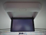 後席用のTVモニターも装備しています。 後席の同乗者も退屈させません!