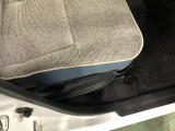 痛みの出やすい運転席シートの角、フロアマット、座面、ともに良好です