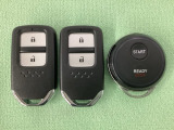 スマートキーを装備しています。鍵を差し込むことなくドアロックの開け閉めと、スタートボタン操作でのエンジンスタートができます。加えて、純正リモコンエンジンスターター用の操作キーもついています。