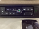 オートエアコンがついてますので、簡単操作で快適に過ごせます。リア熱線のスイッチの中にサイドミラーヒーターも入っています。パネル内のシートヒータースイッチは前席の左右別々に2段階で温度設定ができます。