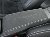 Race-Texのセンターコンソールアームレストの PORSCHE ロゴエンボス加工