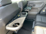 【シートバックテーブル】席背面には格納式のテーブルを装備。ちょっとした荷物が掛けられて便利なコンビニフック付です!