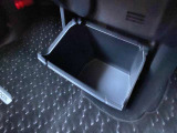 車内に持ち込んだ小物やドリンク食べ物がきちんと片付く収納も充実です。こちらは、大容量のインストセンターロアBOXになります。CDや袋を取り付けてダストBOX等に使えます。