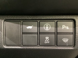 Hondaセンシング用の、VSA(ABS+TCS+横滑り抑制)解除と路外逸脱抑制機能のオンオフスイッチなどはハンドルの右側に装備しています。