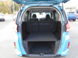 リアシートを倒さなくても大きくて使いやすい荷室です。