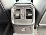 リアには独立型の3段階調整のエアコンが装備されております