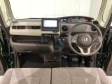 車内は光触媒抗菌消臭施工済です。スタイリッシュなデザインで暖かみのあるインパネ周りを演出します。グローブボックスやカップホルダーのほかにトレーなどたくさんの収納スペースが装備されています。