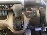 運転席周辺のスマートなレイアウトが、操作のしやすさを実現。快適なドライブをサポートします。手元で操作ができる、電子制御パーキングブレーキ。