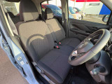広い室内は、大人二人が前の座席にすわっても余裕があります!シートの柔らかさと質感もちょうど良く、サイドエアバッグとカーテンエアバッグまで付いています!ぜひ一度すわってみて下さい!!