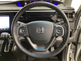 ハンドルにHondaセンシング系のクルーズコントロールやレーンキープアシストなどのスイッチと、オーディオの操作スイッチが装備されています。ハンドルから手を離さず安全に操作できます。