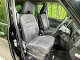 運転席まわりには十分なスペースがあり、大柄な方でもゆったり運転していただける環境です。