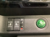 リアドアは乗り降りに便利な両側電動スライドドアです。また運転席に座っていながらスイッチ操作で自在にスライドドアを開け閉めできます。燃費に役立つECONボタンもここです。