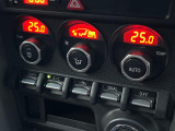 【左右独立型フルオートエアコン】運転席と助手席でそれぞれお好みの温度に設定可能。同乗者にも配慮した、快適な空調をお届け致します。