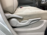 シートハイトアジャスターが付いているので運転姿勢を調整するのに便利ですね。身長に合ったシートポジションは安全運転や疲労軽減にもつながります。