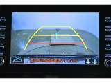 バックガイドモニター(バックモニター)付き。車両後方の映像をナビ画面に表示し、駐車などの後退操作をサポートします。