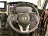 ハンドルにHondaセンシング系のクルーズコントロールやレーンキープアシストなどのスイッチと、オーディオの操作スイッチが装備されています。ハンドルから手を離さず安全に操作できます。