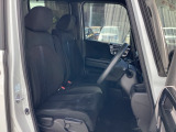 フロントシートはベンチシートです。ベンチシ―トは運転席と助手席の移動もスムーズ!狭い駐車場での乗り降りに便利です。
