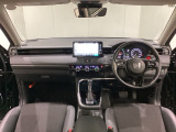 車内は光触媒抗菌消臭施工済です。スタイリッシュなデザインで暖かみのあるインパネ周りを演出します。グローブボックスやカップホルダーのほかにトレーなどたくさんの収納スペースが装備されています。