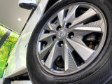 【純正15インチアルミホイール】外観にマッチした純正アルミホイールを装着しております。各種社外アルミホイールや、スタッドレスタイヤも取扱いしております。是非ご相談ください♪