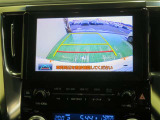 車両後方の映像を映すバックモニター。進路を確認しながら安全に車庫入れできます。