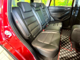 後部座席も気になるようなキズ・汚れやへたり等、大きなダメージはなく、良好な状態です。