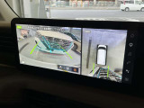 ギアをバックに入れるとナビ画面に、まるで雲の上から覗いているような映像が映り、駐車をサポートしてくれます!