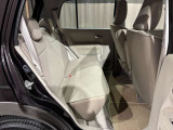 後部座席は足元広々でゆったりと乗れるスペースです♪