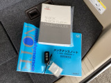 メンテナンスノート【整備記録簿】、取説も揃っています。スマートキーはバッグなどにしまったままボタン操作でエンジンの始動・停止ができて大変便利です。