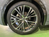19インチ純正アルミホイールで足元バッチリ