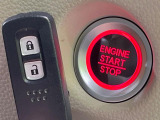 【Hondaスマートキー】カバンやポケットに入れたままでもドアの施錠・解錠が可能なスマートキーを装備。エンジンのオン・オフ時もカギを取り出す必要が無いからとっても便利です♪