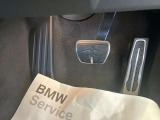 【ペダル】BMWはオルガン式アクセルペダルを採用しています。踏み込む足とペダルが同じ軌跡を描くため、かかとがずれにくく、アクセルコントロールがよりしやすくなるメリットがあります。