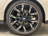 BMWの純正アロイホイールは軽量かつ強度にも優れているホイールで走行性能を引き上げる設計になっております。足元にもBMWは妥協がなくこだわっている個所になります。