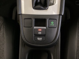 セレクトレバーの下に電子制御パーキングブレーキがあります。スイッチひとつで、停車した地点の傾斜などをシステムが検知・判断してブレーキ力を自動的に最適制御し、しっかり停車できるパーキングシステムです。
