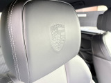 ヘッドレストにはポルシェクレストエンボス加工が施されております