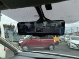 【スマートルームミラー】車両後方のカメラ映像をミラー面に映し出します。車内の状況や天候などに影響されずいつでもクリアな後方の視界が得られます♪