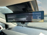 【スマートルームミラー】車両後方のカメラ映像をミラー面に映し出します。車内の状況や天候などに影響されずいつでもクリアな後方の視界が得られます♪