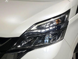 【LEDヘッドライト】悪天候や夜間走行時も良好な視界を確保し安心して運転できる高輝度LEDヘッドライトを装備!点灯速度が早く、消費電力も抑えられています。
