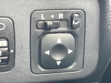 【電動格納ミラー】サイドミラーは電動格納式となっており、狭い駐車場でもキズがつくリスクを抑えられます。