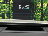 【カラーヘッドアップディスプレイ】現在の速度や走行情報をデジタル表示で運転席前方のガラスに投影!カラー付きで視認性も高く、運転中目線をずらさず必要な情報を確認できるのでとっても便利で安心!