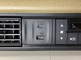 エアコン操作パネルの左側に、スマートフォンなどの充電可能なUSB端子と、音源などの外部入力の可能なUSB端子がついています。移動中に充電もできるので便利です。
