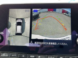 上空から見下ろしているかのような映像をディスプレイに映し出し、スムースな駐車をサポートします。画面は「トップビュー」のほか「サイドブラインドビュー」への切り換えが可能。ますます安心です