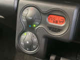 【オートエアコン】一度お好みの温度に設定すれば、車内の温度を検知し風量や温度を自動で調整。暑い&hellip;寒い&hellip;と何度もスイッチ操作をする必要はありません。快適な車内空間には必須の機能ですね♪
