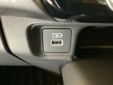 エアコン操作パネルの下に、スマートフォンなどの充電可能なUSB端子がついています。移動中に充電もできるので便利です。