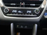 左右独立温度コントロールフルオートエアコンです。運転席、助手席それぞれで独立して温度設定ができます。冷え性の方が乗っても安心ですね♪