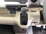 足元スッキリ、インパネシフトです。パーキングブレーキはフットブレーキタイプなので、運転席と助手席の間がスッキリしています。